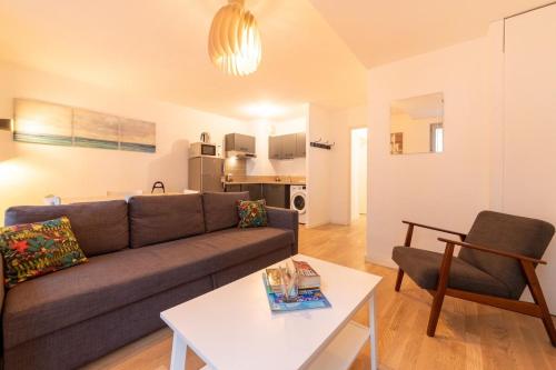 un salon avec un canapé et une table dans l'établissement Coeur Urbain - centre historique T2 proche gare, à Montpellier