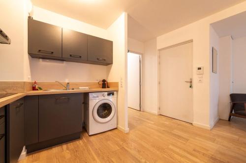 une cuisine avec une machine à laver dans une cuisine dans l'établissement Coeur Urbain - centre historique T2 proche gare, à Montpellier