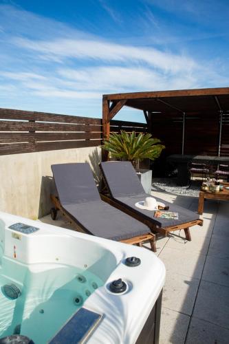 d'une baignoire installée au-dessus d'une terrasse. dans l'établissement Le rooftop - jacuzzi et climatisation, à Montpellier