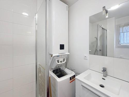 une salle de bain blanche avec un lavabo et un miroir dans l'établissement Charmant T1 avec balcon près plage et centre Cabourg - FR-1-465-126, à Cabourg