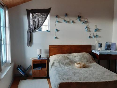 - une chambre avec un lit et une table avec une fenêtre dans l'établissement Maison près plage Noirmoutier pour 6 avec jardin - FR-1-823-141, à Barbâtre