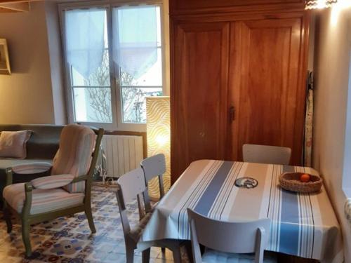 un salon avec une table, des chaises et un canapé dans l'établissement Maison près plage Noirmoutier pour 6 avec jardin - FR-1-823-141, à Barbâtre