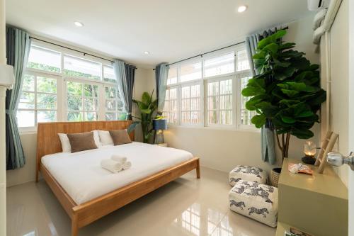 En eller flere senge i et værelse på APHRODITE POOL VILLA - Old City I 7 Bed Rooms I Daily Housekeeping