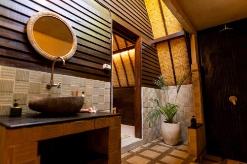 a bathroom with a sink and a mirror on the wall at Selvática in Gili Air