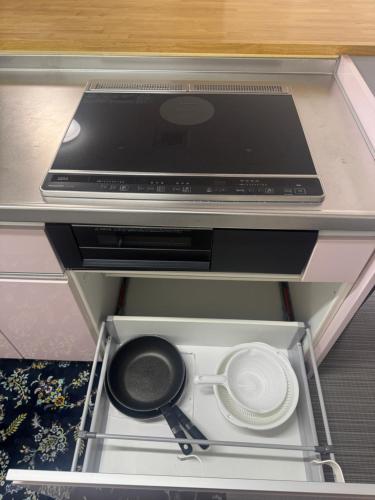 a laptop computer sitting on top of a drawer at 玉藻藤塚町101 in Takamatsu
