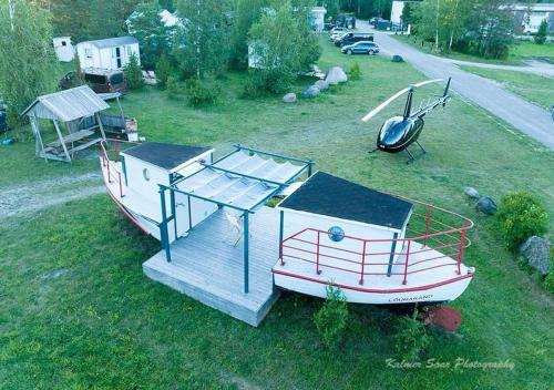 a small boat sitting on top of a grass field at Lõunaranna Harbour Accommodation in Simisti