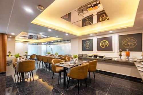 a restaurant with a long table and chairs at Saltstayz Premier - Paschim Vihar in New Delhi