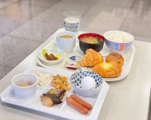 成田Center Hotel Narita1的桌上放不同种类食物的托盘