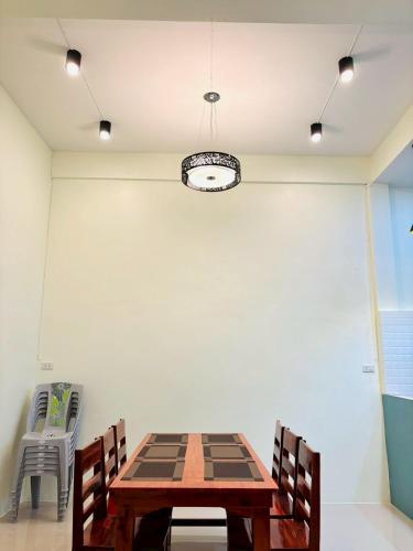 a dining room with a table and a chair at Dee Tee homestay hatyai in Ban Kohong