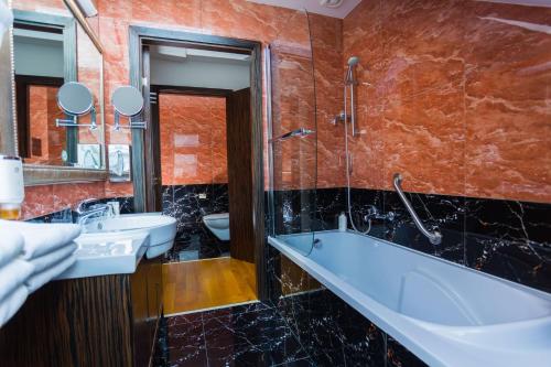Ein Badezimmer in der Unterkunft Best Western Plus Hotel Arcadia