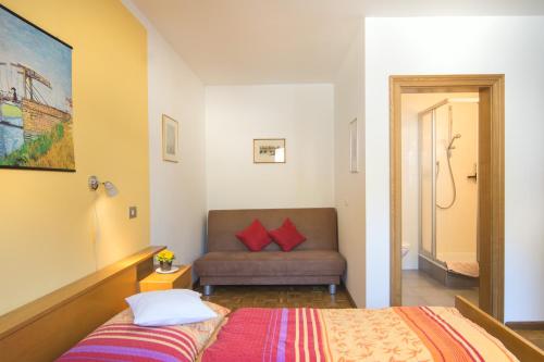 a bedroom with a bed and a couch at Appartment Plottenbäck in Campo Tures