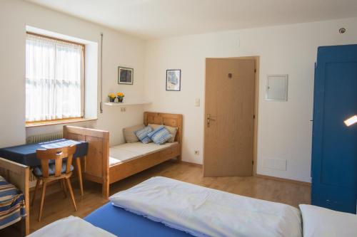 Un pat sau paturi într-o cameră la Appartment Plottenbäck