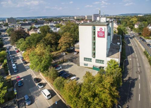 an aerial view of a city with a parking lot at Best Western Plus Hotel Steinsgarten in Gießen