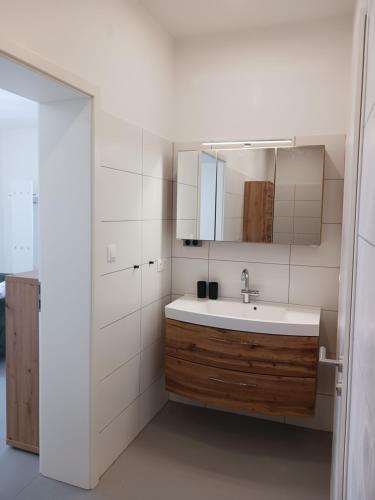 un bagno con lavandino e specchio di Apartments Mexico Puszta - Nähe Neusiedlersee - Seewinkel a Fertőújlak