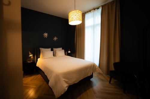 Ένα ή περισσότερα κρεβάτια σε δωμάτιο στο Hotel Grand Place