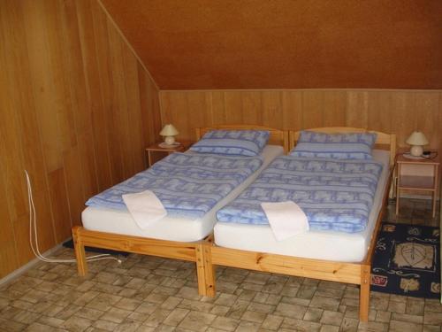 イチーンにあるPiccoloの- 青と白の枕付きのベッド2台