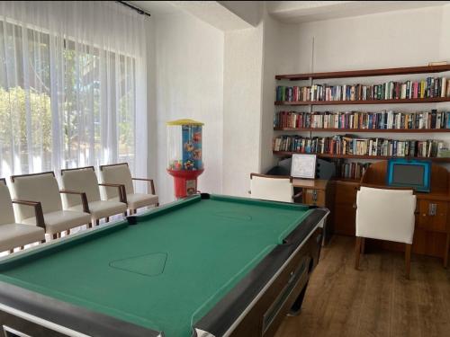 パフォスにあるSunNsea Apartmentのリビングルーム(ビリヤード台、椅子付)