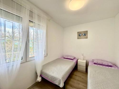 Un dormitorio con dos camas y una ventana. en Apartsalou Barbastre, en Salou