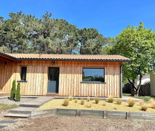Cette petite maison en bois est dotée d'une fenêtre. dans l'établissement Villa bois sur la presqu'île du Cap Ferret, à Lège-Cap-Ferret