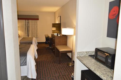 Best Western Plus Stevens County Innにあるベッド