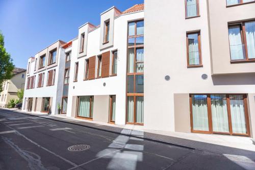 an empty street in front of a building at Best Western Plus Hotel Ostertor in Bad Salzuflen