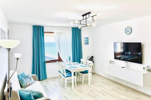 TV a/nebo společenská místnost v ubytování Apartment Sea Sunrise, complex Carpe Diem, FREE PARKING