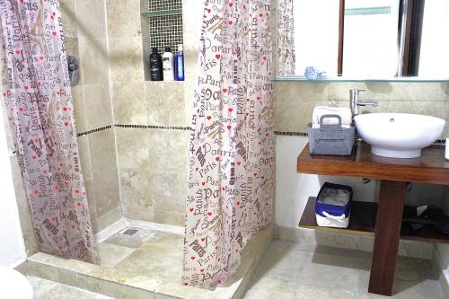 a bathroom with a shower curtain and a sink at 3 Recamaras, 4 camas, 2 baños, Estacionamiento in Mexico City