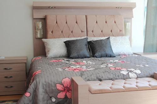 a bedroom with a large bed with a flowery bedspread at 3 Recamaras, 4 camas, 2 baños, Estacionamiento in Mexico City
