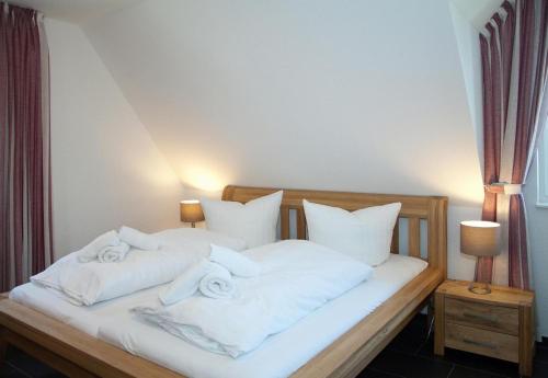 Tempat tidur dalam kamar di Dünenresidenz Glowe - Haus Emily