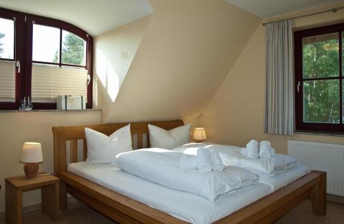 Llit o llits en una habitació de Dünenresidenz Glowe - Haus Frieda