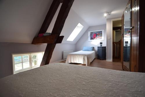 - une chambre avec un lit et une chambre avec un lit dans l'établissement Le jardin caché, maison indépendante classée 3 étoiles, à Lays-sur-le-Doubs