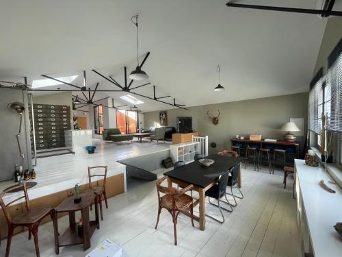 une salle à manger et un salon avec une table et des chaises dans l'établissement LOFT rive droite, à Saintes