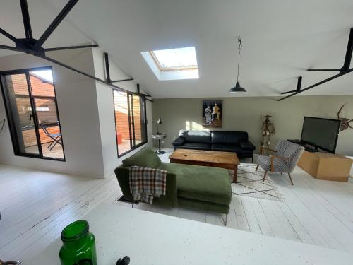 un salon avec un canapé et une table dans l'établissement LOFT rive droite, à Saintes