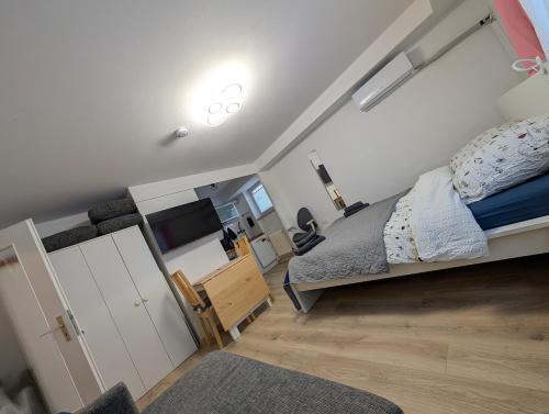 Kuchyň nebo kuchyňský kout v ubytování Apartment with AC, full kitchen, self check in, parking, 8 min to SAP campus, Wi Fi