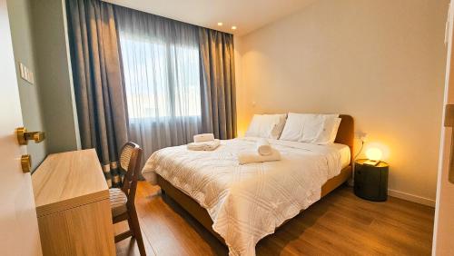 une chambre avec un lit avec deux serviettes dessus dans l'établissement The Colors of Larnaca, à Larnaka