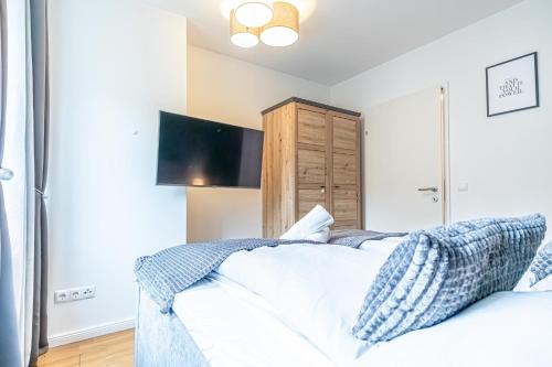Nice 1BR & 1LR Apt with Balcony, 9min to City Center