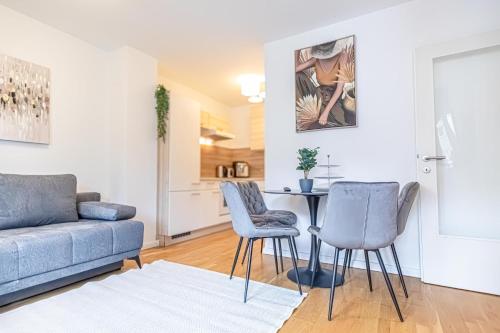 Nice 1BR & 1LR Apt with Balcony, 9min to City Center