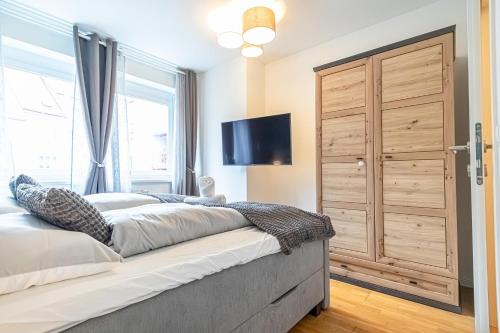 Nice 1BR & 1LR Apt with Balcony, 9min to City Center