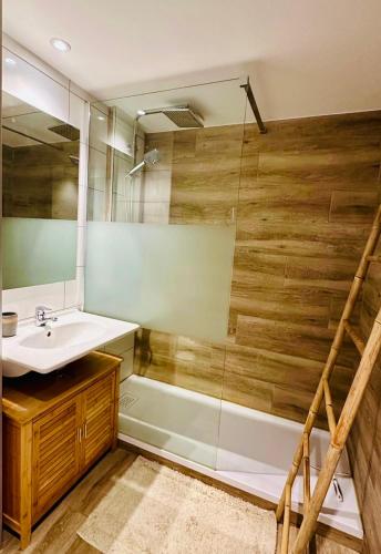 une salle de bain avec une douche, un lavabo et une baignoire dans l'établissement Appartement vue montagne au Royal Milan, à Saint-Lary-Soulan