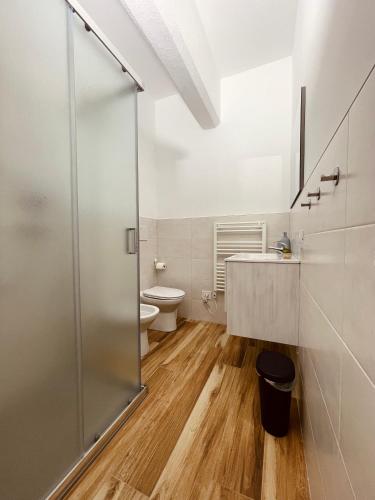 a bathroom with a shower and a sink and a toilet at Garda Havens in Castelnuovo del Garda