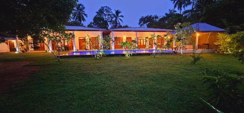 una casa con un prato di fronte ad essa di notte di Summer Heritage Villa a Unawatuna