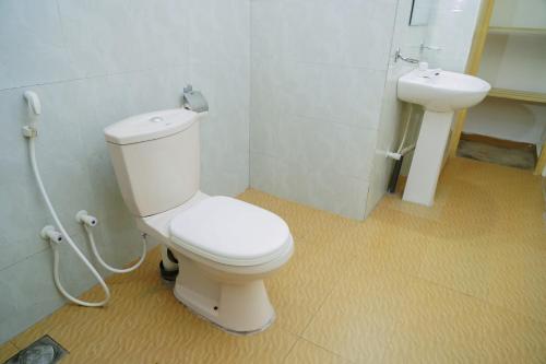 a bathroom with a toilet and a sink at Golden Beach Hotel & Restaurant in Trincomalee