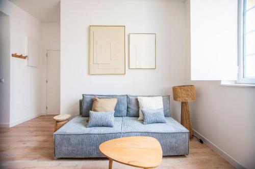 un salon avec un canapé bleu et une table dans l'établissement Maison des Dominicaines, à Marseille