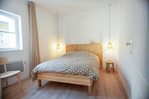 une chambre avec un lit et une fenêtre dans l'établissement Maison des Dominicaines, à Marseille