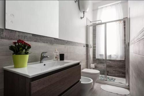 a bathroom with a sink and a toilet at Appartamento Ai Giardini in Empoli