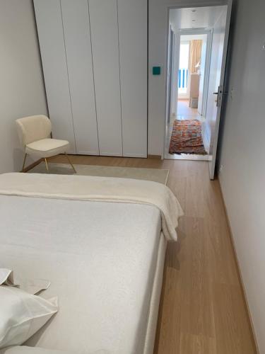 - une chambre avec un lit, une chaise et un couloir dans l'établissement Aperçu mer, à Vallauris