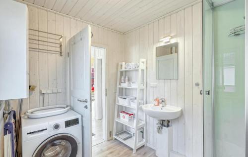 a bathroom with a washing machine and a sink at Stunning Home In Zerpenschleuse in Berg