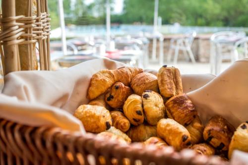 una cesta llena de diferentes tipos de bollería en Résidence Odalys Domaine Iratzia, en San Juan de Luz