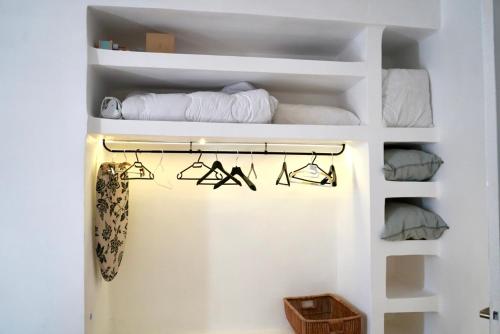 Cette chambre dispose d'étagères blanches et de serviettes. dans l'établissement T2 Appartement 55m2 Terrasse 20m2 - à 15min à pied du Centre Ville - Wifi - Air conditioning, à Cannes