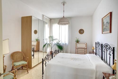 レッチェにあるIl Cantuccioのベッドルーム1室(ベッド1台、テーブル、椅子付)